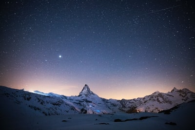 夜晚蓝天下的雪山